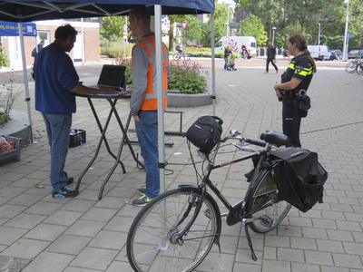 907910 Afbeelding van een standje 'Utrecht veilig, doen we samen', waar fietsen geregistreerd kunnen worden door middel ...